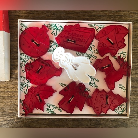 Vintage Christmas Cookie Cutters Near Set in Original Box - Picture 2 of 3